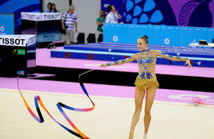 Azərbaycanlı gimnast Avropa Oyunlarında bədii gimnastika üzrə fərdi yarışların finalına çıxıb. Bakı, Azərbaycan, 19 iyun 2015